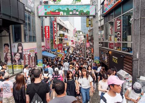 Muchedumbre De Gente En La Calle De Las Compras De Harajuku Tokio