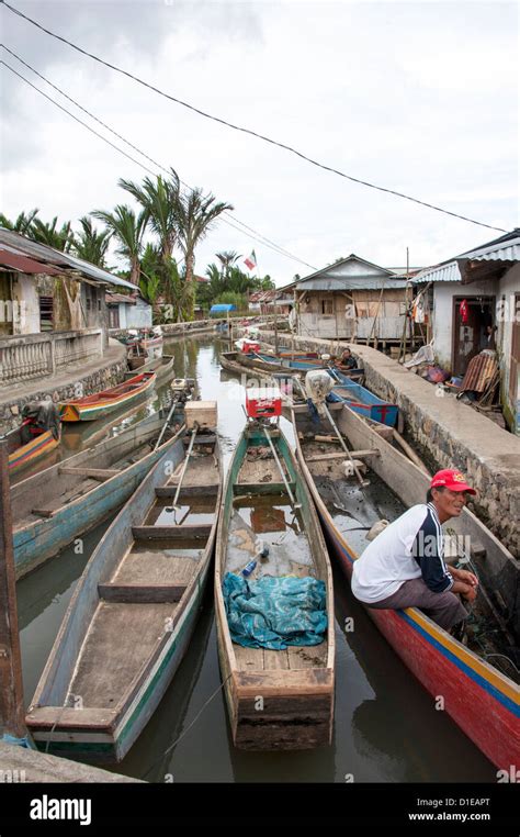 Sulawesi Fishing Boat Hi Res Stock Photography And Images Alamy