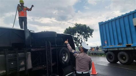 Satu Orang Meninggal Dalam Kecelakaan Bus Di Tol Tangerang Merak