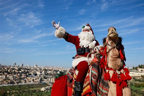 Papai Noel passeia de camelo em Jerusalém veja fotos de hoje 04 12