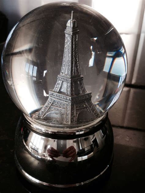 Snow globe Eiffel Tower | Snow globes, Globe gift, Snow