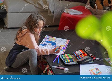 Desenho De Menina De Anos Foto De Stock Imagem De Riso Jogar