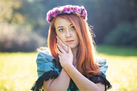 Portrait D Une Femme Couverte De Taches De Rousseur Rousse Image Stock