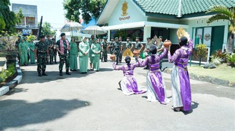 Pangdivif Kostrad Kunjungi Satuan Yonif Pr Kostrad Cahaya Baru