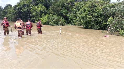 Banjir Wanita Dikhuatiri Lemas Terperangkap Dalam Kereta Sinar Harian