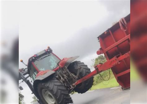 Route Des Plaines La Remorque D Un Tracteur Se Renverse