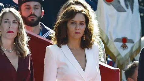 Isabel Díaz Ayuso elige el blanco y un look ultrafemenino con el que