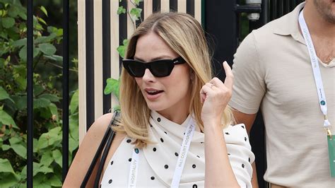 Margot Robbie Toont Haar Babybump In Ala A Op Wimbledon