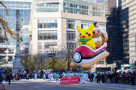 Pikachu Y Todos Los Globos Volando En El Desfile De Acción De Gracias