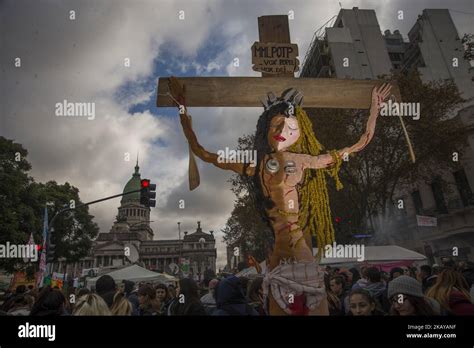 Miles De Personas Asisten A Una Manifestaci N A Favor Pa Uelo Verde Y