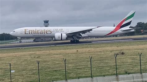 Emirates Airline Boeing 777-300 Landing Brussels airport zaventem - YouTube