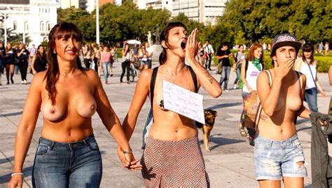 Las Mujeres Llevaron El Tetazo A Las Puertas De La Catedral Platense