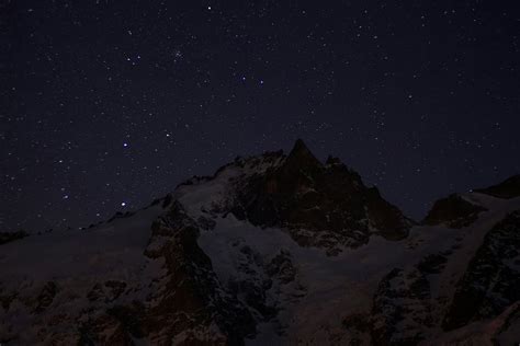 Photo De Montagne Sous Le Ciel étoilé · Photo gratuite