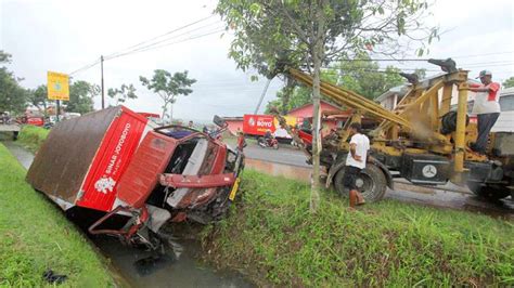 Tabrakan Beruntun Di Jalan Raya Kebumen Banyumas Truk Masuk Parit