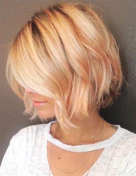 coupe cheveux carre ondulé blond coiffure femme tendance Stacked Bob