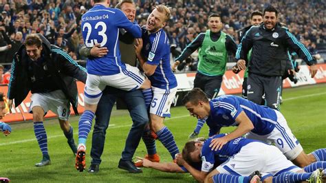 Schalke In Ekstase Auch Breitenreiter St Rmt Den Rasen