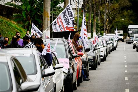 Professores da rede pública de SP protestam contra a volta às aulas