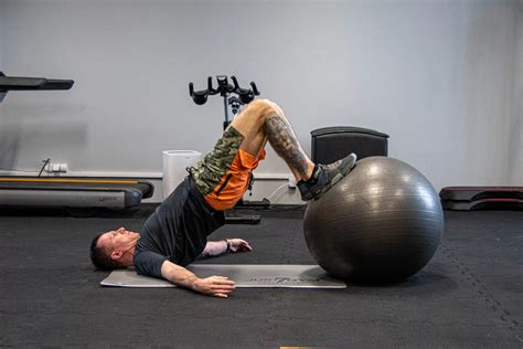 Leg Curl na piłce do pilatesu wzmocnij mięsnie dwugłowe