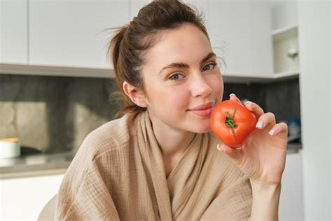 Portrait d une femme cuisinant à la maison dans la cuisine tenant des