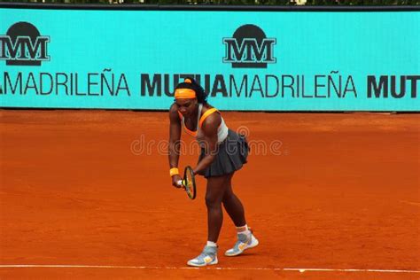 Jugadora De Tenis Serena Williams Sirviendo Para El Juego Mutuo Madrid