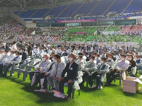 ‘제68회 경기도체육대회 3년만에 축포용인서 첫 성화 ‘활활