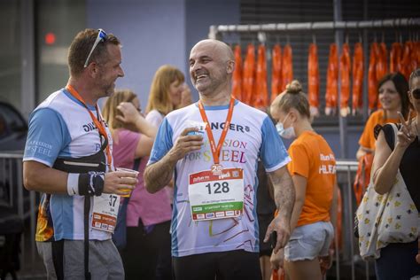 Der Emotionale Zieleinlauf Beim B2Run Dillingen Saar 2022 Gemeinsamaktiv