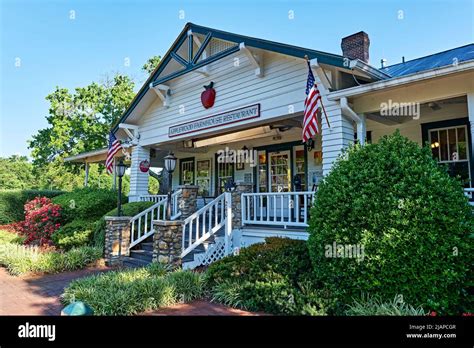 Applewood Farmhouse Restaurant front exterior in Pigeon Forge Tennessee ...