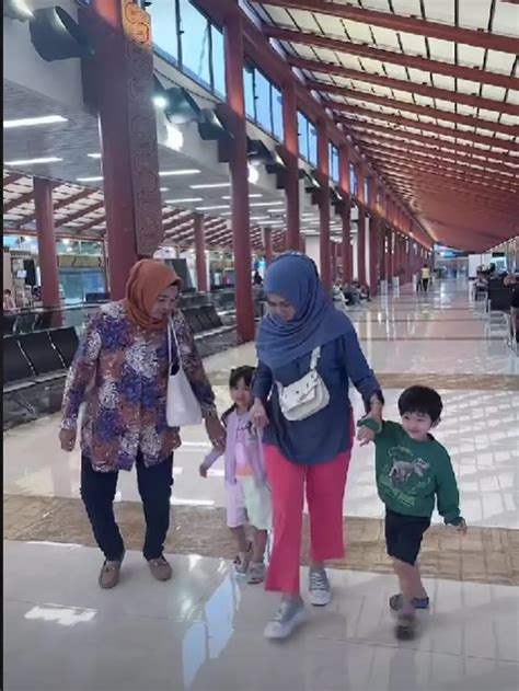 Ibunda Jeje Govinda Dan Amy Qanita Jalan Bareng Sambil Momong Cucu Dari