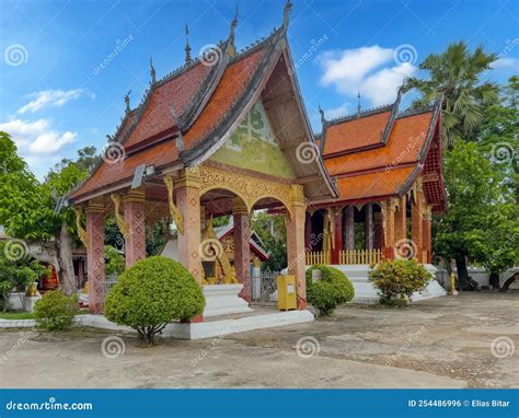 Templos Budistas De Wat En Luang Prabang Laos Decorados Con Bonitos