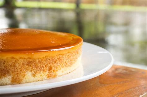 Torta de natillas de caramelo en la placa blanca postre dulce y húmedo