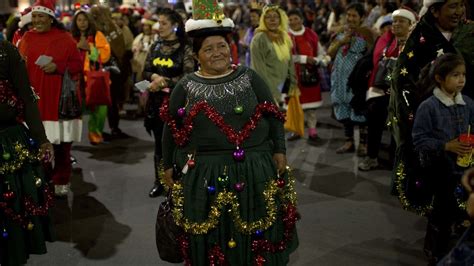 Desfile de comerciantes inicia festejos navideños en Bolivia