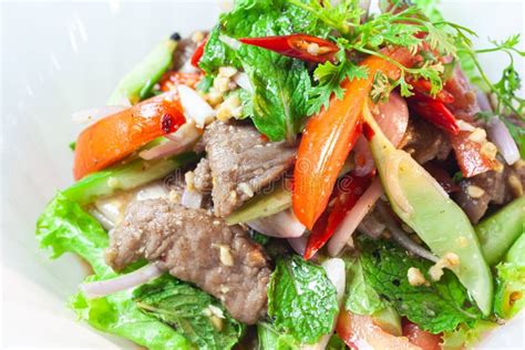 Salada De Carne De Bovino Estilo Thai Salada De Carne Foto De Stock