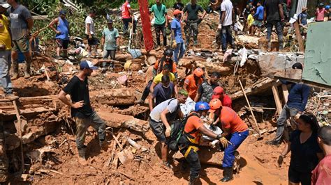 Sobe para 54 o número de mortes após chuvas no litoral norte de SP