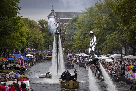 Amsterdam Celebrates Pride With The Traditional Canal Parade Dutchnews Nl