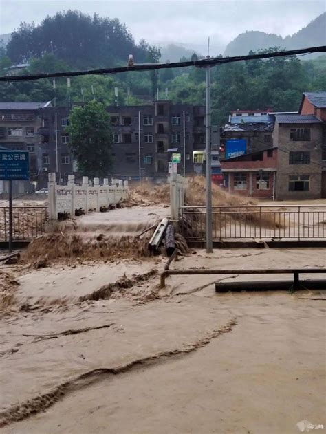 重庆13个区县出现暴雨，主城中心城区涨水，重庆发布今夏首个洪水预警！龙潭