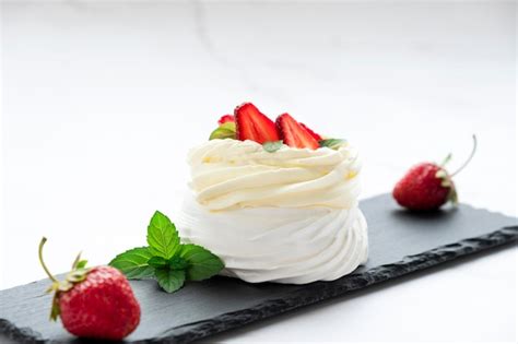 Pastel De Merengue Pavlova Con Fresa Fresca Y Mascarpone De Crema