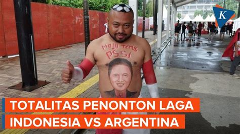 Totalitas Penonton Laga Indonesia Argentina Lukis Wajah Erick Thohir