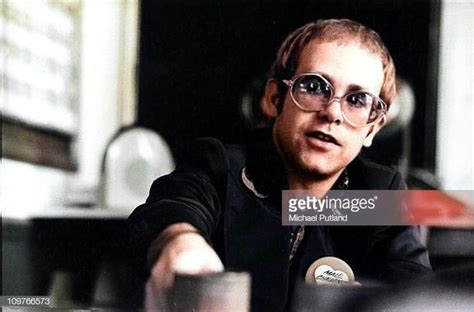 Pin by Michelle Dehoux on Elton John 1973 | Elton john, Mens sunglasses ...