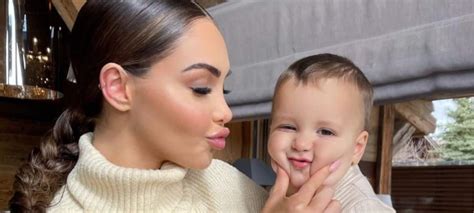 Nabilla D Voile Une Adorable Photo En Famille Avec Son Fils Milann