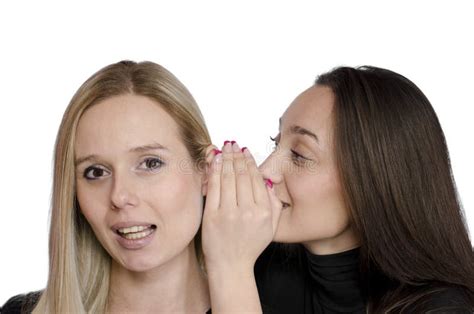 Une Fille Chuchotant Dans L Oreille D Une Autre Personne Photo Stock