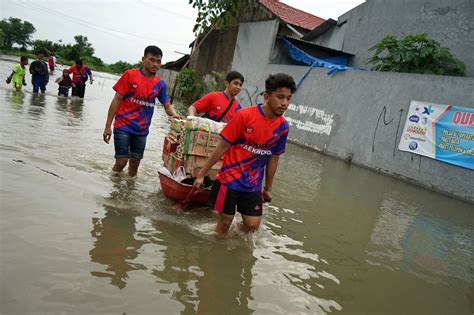 Foto Relawan Distribusikan Bantuan Sembako Untuk Korban Banjir Di