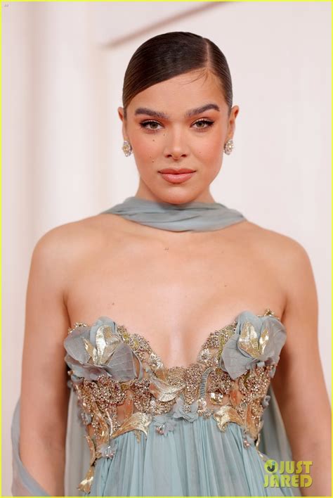 Hailee Steinfeld Dazzles In Blue Gown On Oscars Red Carpet Photo