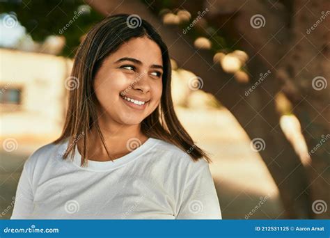 Jovencita Latina Sonriendo Feliz Parado En El Parque Imagen De Archivo Imagen De Manera
