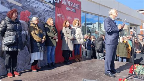 Claveles En El Espacio De Homenaje A Las V Ctimas Del M En Atocha