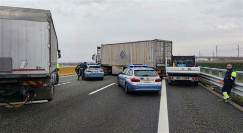 Doppio Assalto Portavalori Tentata Rapina Con Tir Di Traverso Sulla A