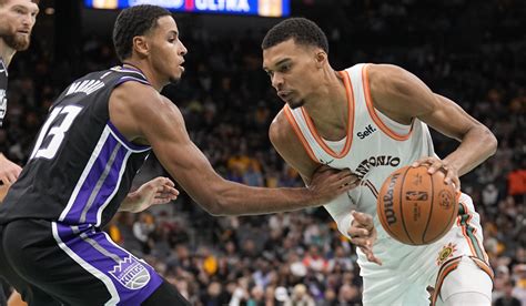 Fox Y Domantas Vitales En El Triunfo De Sacramento Sobre Los Spurs De