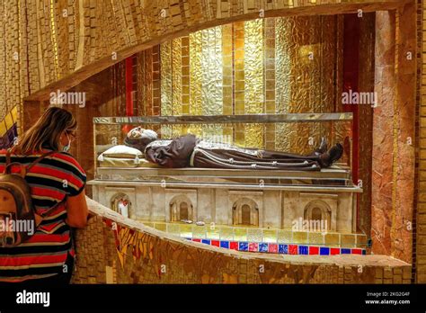 La Tombe De Padre Pio Dans La Crypte De La Basilique De Padre Pio San