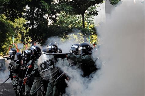 【十一示威】香港警民爆發濺血衝突 港警射實彈、1示威者穿肺命危 上報 國際