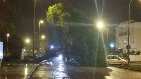 Un Tornado Causa Destrozos En Rota