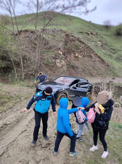 FOTO VIDEO O familie cu trei copii a fost salvată după ce a rămas